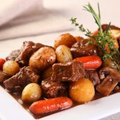 Cubos de filé mignon com legumes e vinho tinto