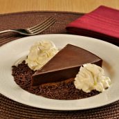 Torta de brigadeirão com chantilly