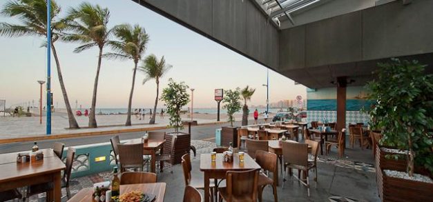 Boteco com vista para o mar