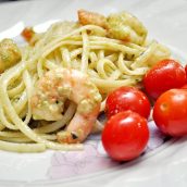 Camarão com linguine ao pesto