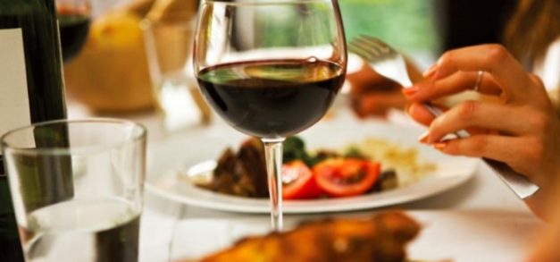 Mais vinho na mesa
