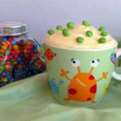 Bolo de caneca com frutas