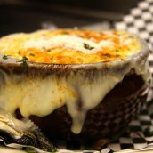 Sopa de cebola gratinada