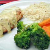 Peito de frango com molho de mostarda