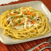 Espaguete com salmão defumado