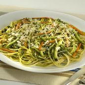 Espaguete ao pesto de manjericão