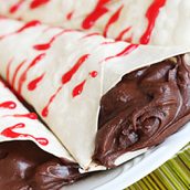 Cone de chocolate com calda de morango