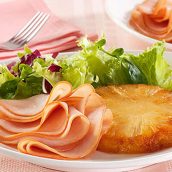 Abacaxi glaceado com peito de peru defumado e mix de folhas