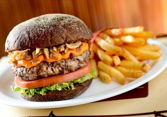 Restaurante lança hambúrguer com uísque