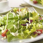 Mix de folhas verdes com molho de requeijão