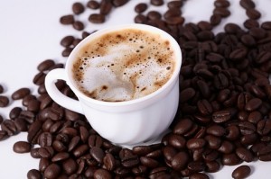 O café é uma delícia, mas substâncias como ele ou os refrigerantes de cola, que possuem a cafeína, devem ser evitadas antes do sono