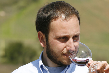 Enólogo conduz degustação de vinhos chilenos em Fortaleza