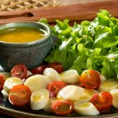 Salada de pupunha com molho de maracujá