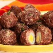 Bolinho de carne com ovo