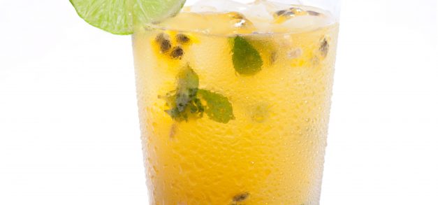 Vai uma caipirinha de maracujá e manjericão?