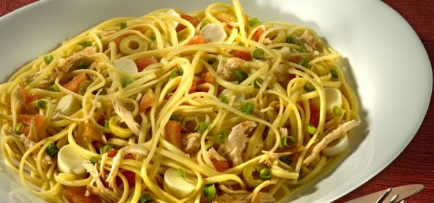 Refeição completa: combinação de carnes com massas