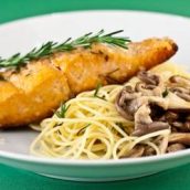 Spaghetti com Salmão, Limão Siciliano e Mix de Cogumelos