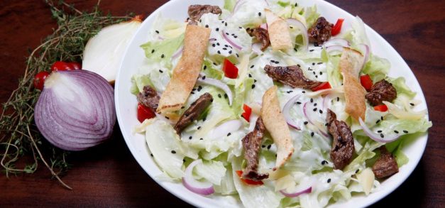 Salada para acompanhar o tempo quente