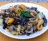 Salada de macarrão com antepasto de funghi sechi e berinjela