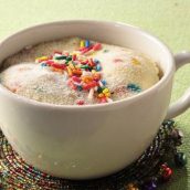 Bolo colorido de caneca