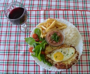 Prato do Nogueira Gourmet, com arroz, feijão, cação, salada, fritas e ovo (Renata Nunes)