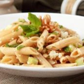 Salada de penne integral com pesto de espinafre, pepino e queijo