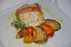 Posta de bacalhau envolto de Parma, purê de echalote e legumes grelhados no azeite aromatizado, prato do L'Ô Restaurante (Irauã Freitas)