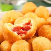 Bolinhas de queijo recheadas com salame