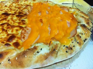 Pizza de peito de peru com cheddar (Foto Divulgação Facebook)
