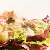 Taças de alface americana com salmão