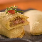 Pastel assado de linguiça e mussarela