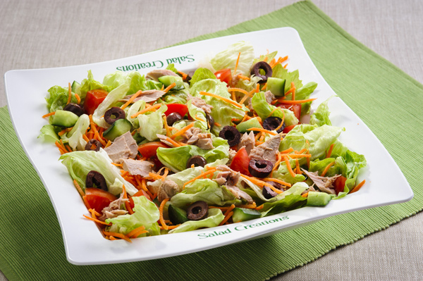Saladas ajudam a refrescar e manter-se hidratado no calor