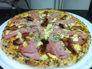 Pizza Veneza, com mussarela, lombo defumado, bacon, palmito, presunto e cebola