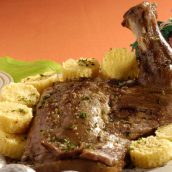 Paleta de cordeiro com alecrim e alho