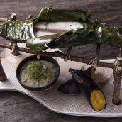 Pintado na folha de bananeira com pirão de peixe