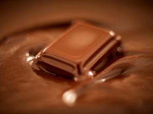 O chocolate é liberado, apenas prefira o meio amargo e cuidado com os excessos (Foto: Getty Images)