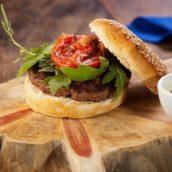 Hambúrguer de costela com tomate assado e rúcula