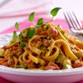 Talharim com molho especial de legumes e linguiça