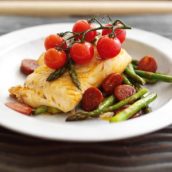 Bacalhau do alasca com aspargos, linguiça e tomates