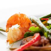 Salada de peixe, lula e camarão