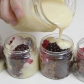 Brownie com frutas vermelhas