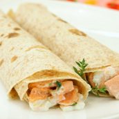 Enrolado de salmão com queijo cremoso