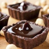 Tortinha de chocolate e manga