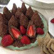 Coxinha de brigadeiro com recheio de morango