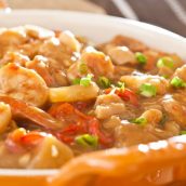 Camarões agridoces com abacaxi e castanha de caju