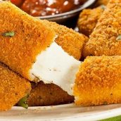 Palito de queijo empanado