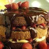 Bolo de morango com chocolate