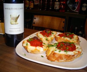 Bruschetta Napolitana acompanhada de vinho espanhol 