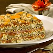 Lasanha de creme de lentilha com farofa de biscoito e damasco