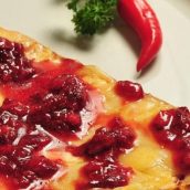 Bruschetta de queijo brie com geleia de morango